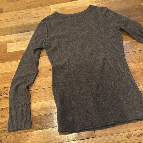 AQUA cashmere light brown crew neck sweater is excellent condition xs - Picture 3 of 8